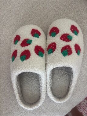 Cozy White Women's Fuzzy Slippers with Red Strawberry Embroidery